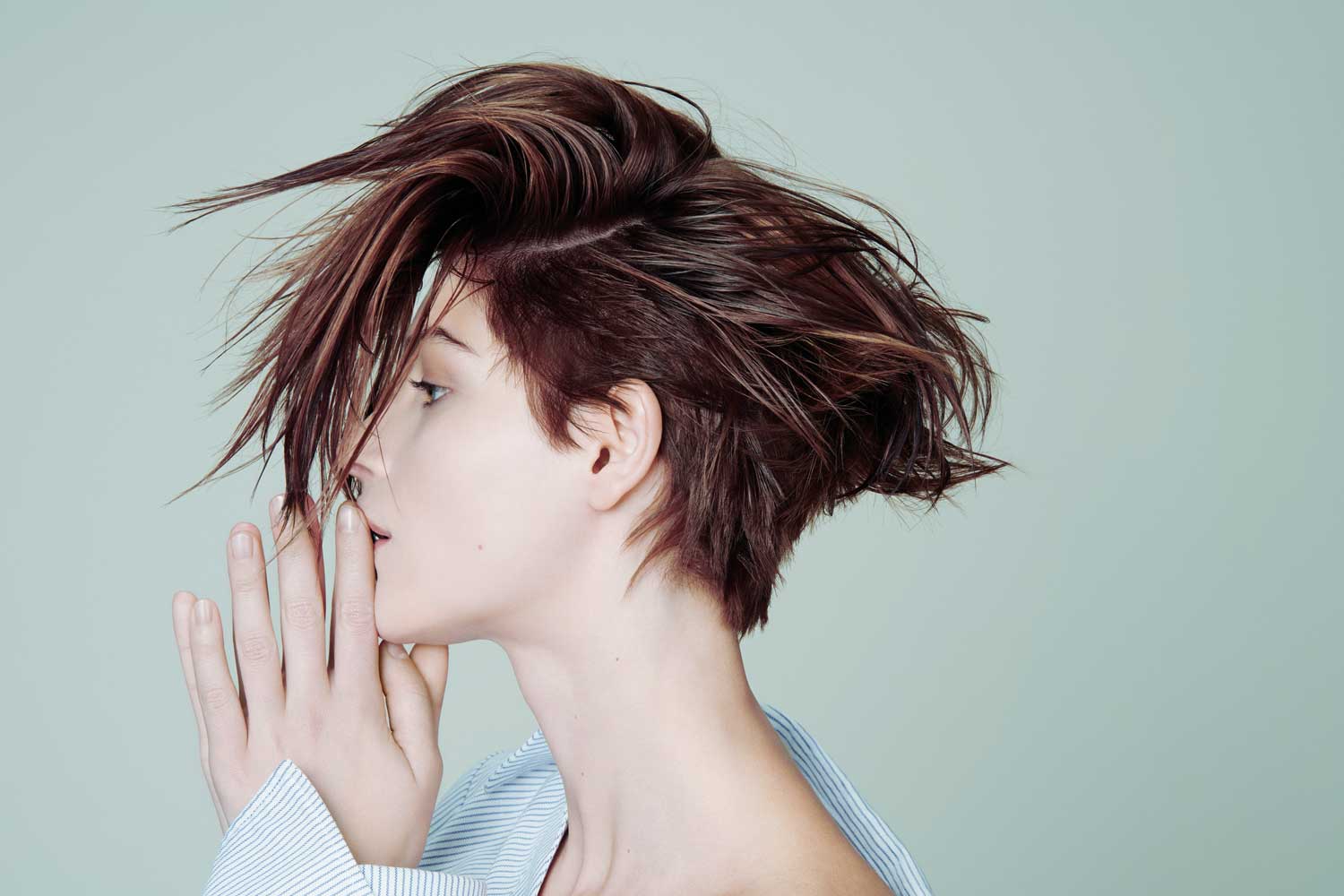 Frau mit mittellangen Haaren seitlich