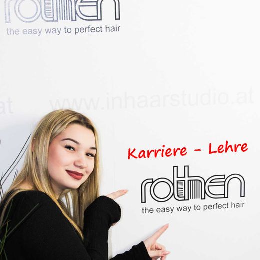 Lehrling im rothen Haarstudio