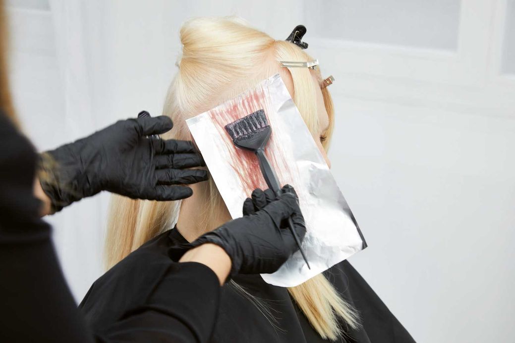 Friseurkundin lässt Haare färben